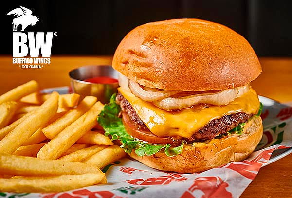 Hamburguesa Clásica al Estilo Buffalo Wings con Papas Fritas