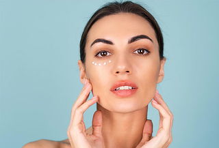 Rejuvenecimiento con Fibroblast en Parpado Móvil e Inferior 