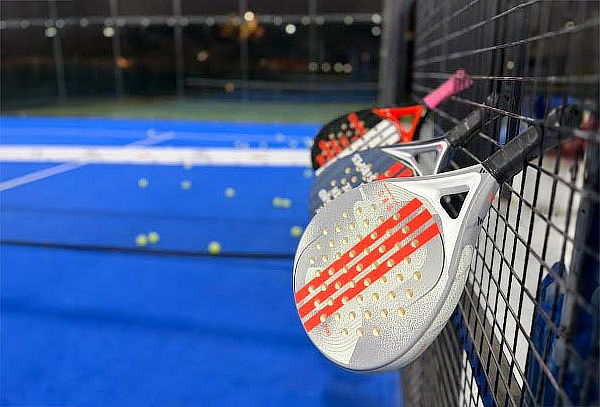 1 Hora de Clase de Pádel Para 4 Personas + 4 Palas y Bolas