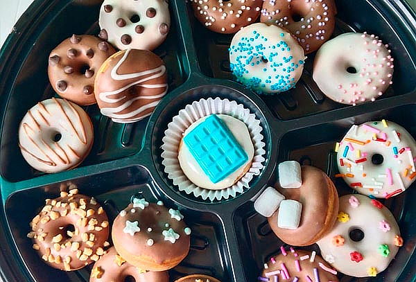 Bandeja de Mini Donas por 17 Unidades+ Tarjeta Personalizada