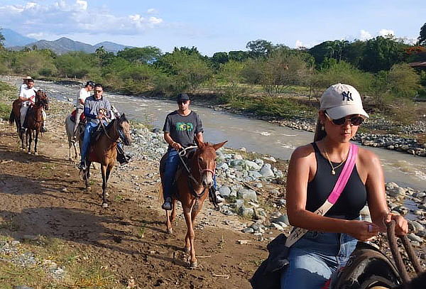 Cabalgata en Santa Fé de Antioquia. Opción Día de Sol 