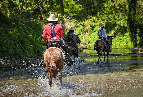 Cabalgata en Santa Fé de Antioquia. Opción Día de Sol 