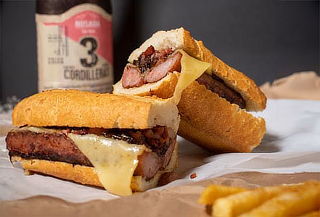 Combo de Choripán con Papas y Gaseosa en el Chicó