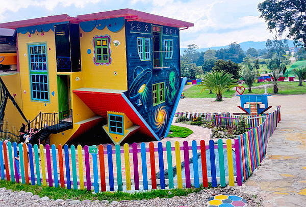 Casa al Revés Tenjo: Tour con Transporte Incluido