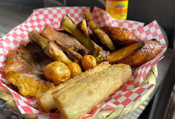 Combo Costillas Ahumadas para Dos con Acompañamientos 