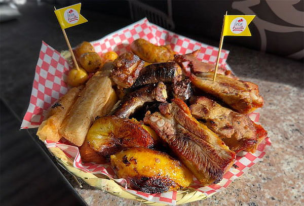 Combo Parrillada de Cerdo para Dos con Acompañamientos 
