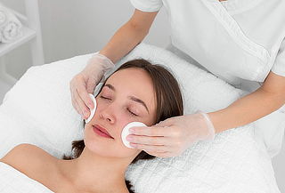 Renueva tu Piel: Limpieza Facial Profunda y Revitalizante