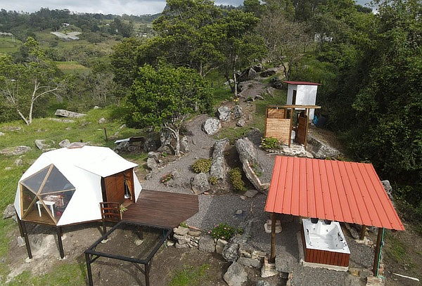 2D/1N Glamping para 2 + Jacuzzi + Catamarán + Zona de Juegos