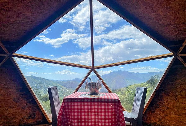 2D/1N Glamping para 2 + Jacuzzi + Catamarán + Zona de Juegos