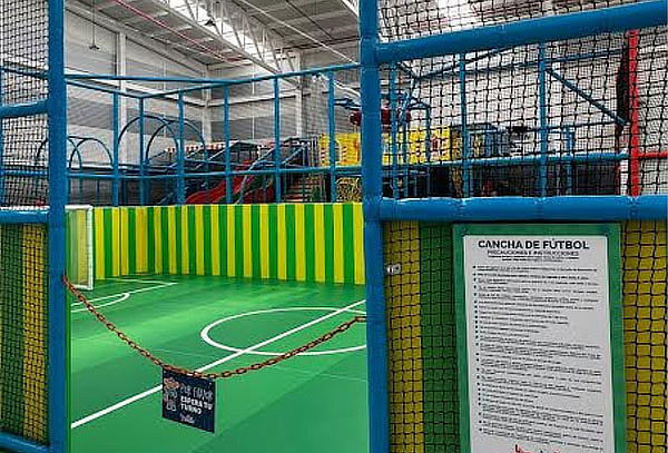 ¡Diversión para 2 en Trampolines, Playground y Fútbol!