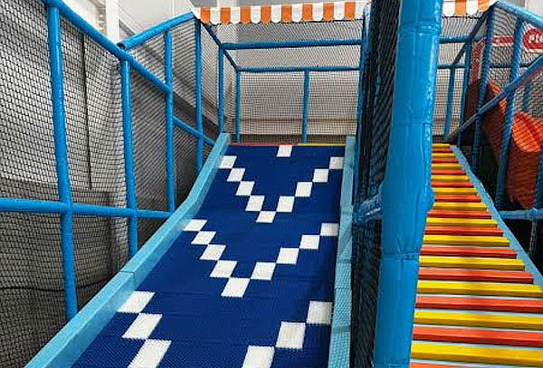¡Diversión para 2 en Trampolines, Playground y Fútbol!