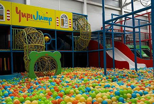 ¡Diversión para 2 en Trampolines, Playground y Fútbol!