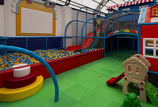 ¡Diversión para 2 en Trampolines, Playground y Crispetas!