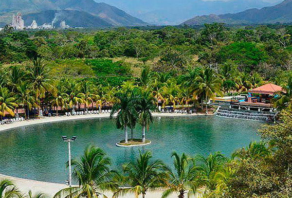 Pasadía en Playa Hawai con Transporte Incluido + Desayuno