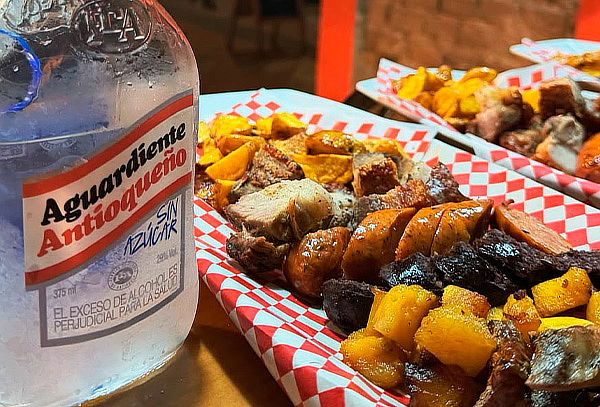 Picada para 2 o 3 + 4 Cervezas y Opción Media de Aguardiente