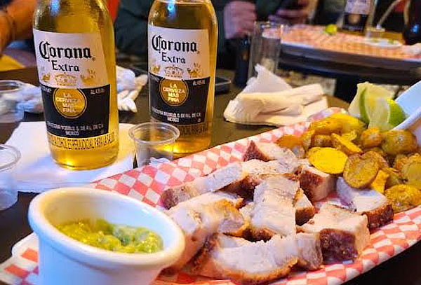 Combo Chicharrón con Papa Criolla y Guacamole + 2 Cervezas