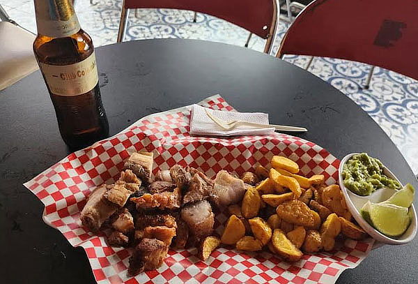 Combo Chicharrón con Papa Criolla y Guacamole + 2 Cervezas