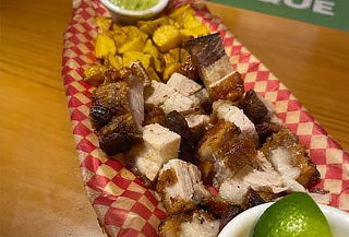 Combo Chicharrón con Papa Criolla y Guacamole + 2 Cervezas