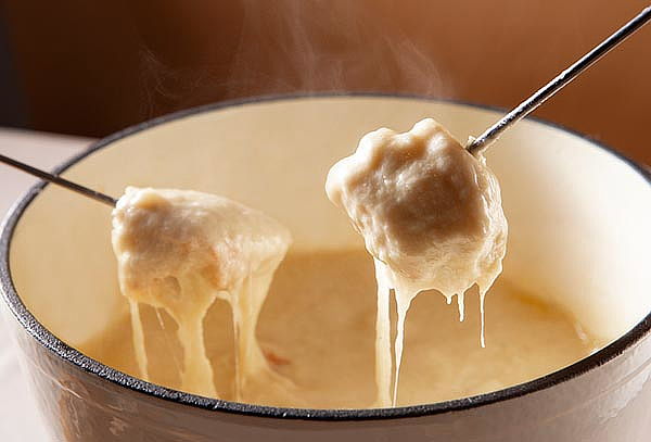 Fondue Sunset + Bebida en el Restaurante Chalet Suizo