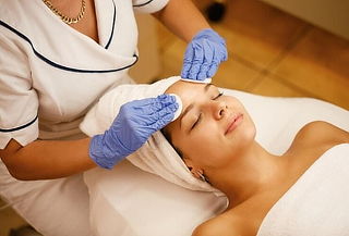 Limpieza Facial Profunda con Máscara LED y Velo de Colágeno