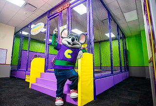 Chuck E. Cheese: Combo con 15 Puntos, Pizza y Gaseosa