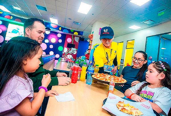 Chuck E. Cheese: Combo con 15 Puntos, Pizza y Gaseosa