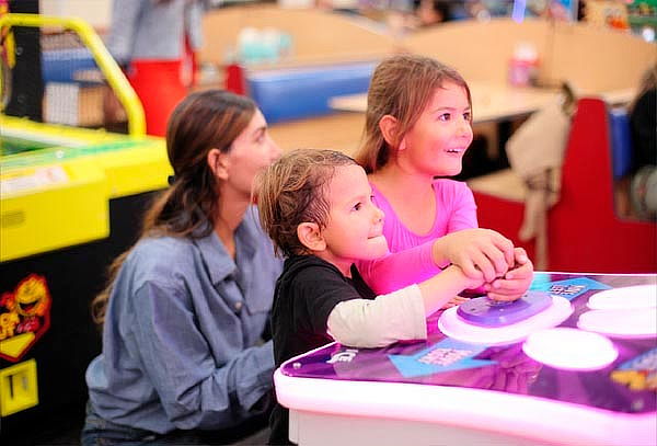Chuck E. Cheese: Combo con 15 Puntos, Pizza y Gaseosa