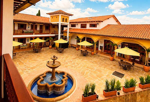 Villa de Leyva para 2: Hospedaje + Desayuno + Zonas Húmedas