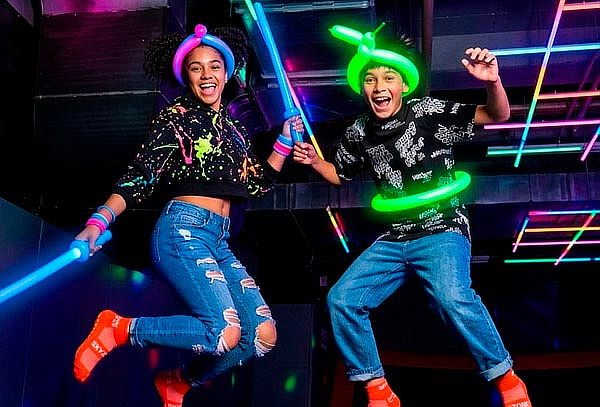 Pagan 2 Saltan 3 Personas 60 o 90 Minutos en SKYZONE 