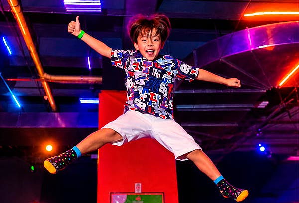 Pagan 2 Saltan 3 Personas 60 o 90 Minutos en SKYZONE 