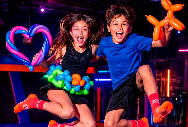 Pagan 2 Saltan 3 Personas 60 o 90 Minutos en SKYZONE 