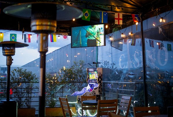 Noche Dorada: Botella + 10 Club Colombia por $142.990