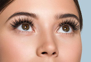 ¡Luce Bella! Pestañas Clásicas + Gelish ó Laminado de Ceja
