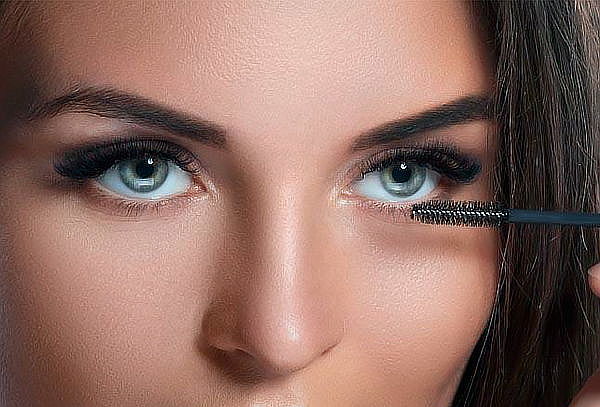 Procedimiento estético en cejas tipo 