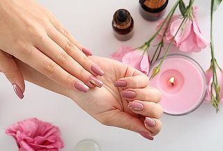 Uñas acrilicas a 2 tonos con esmaltado en gel