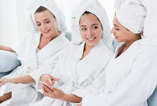 Day spa 4 amigas + Chocolates + Masaje + Envoltura y más