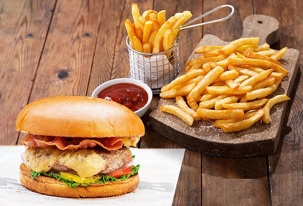 2 Hamburguesas + papas o aros de cebolla para 2