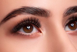 Diseño de Cejas + Laminado + Henna en Jeunesse Medical Spa