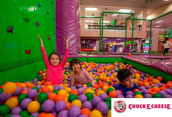 COMBO Pizza MED + 2 Refrescos + 60 juegos en Chuck E. Cheese