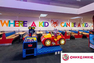 COMBO Pizza MED + 2 Refrescos + 60 juegos en Chuck E. Cheese
