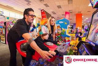 COMBO Pizza GDE + 2 Refrescos + 90 juegos en Chuck E. Cheese