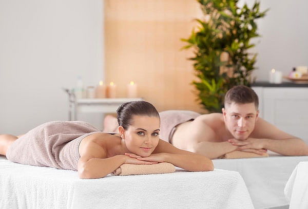Spa para 2: Masajes + Exfoliación + Copa de Vino y Más