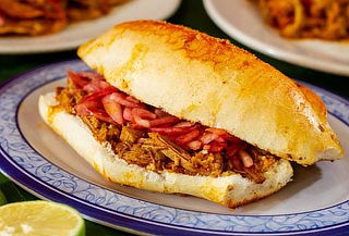 4 tortas de cochinita pibil + 4 bebidas en La Pibil 