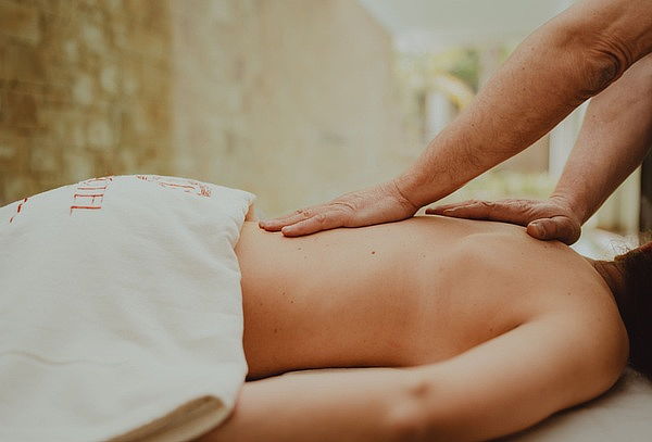 Exfoliación de Espalda + Masaje + Aromaterapia + Tisana 