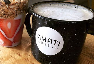 1, 2 ó 4 Cafés grandes ó Frappes a Elegir en Amati Deli