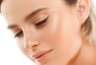 Limpieza profunda con skin scrubber y mascarilla hidratante