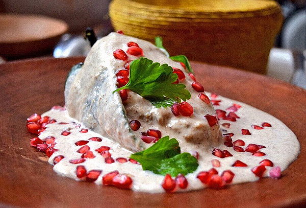 Chiles en Nogada + Refresco Refil para 2 ¡Platillo Patrio!