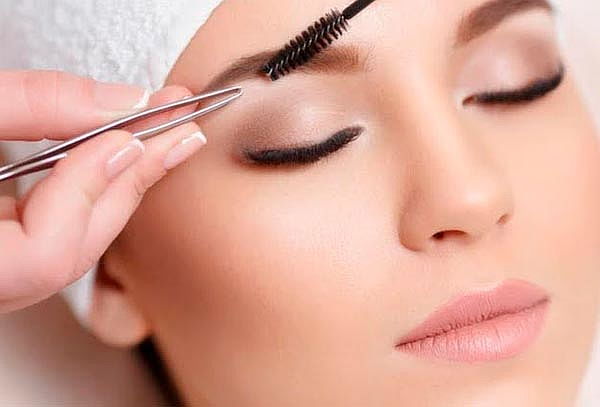 Planchado de cejas con diseño ¡Para una mirada impecable!