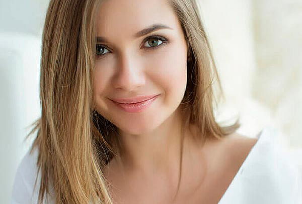 Rejuvenecimiento facial con efecto mini lifting