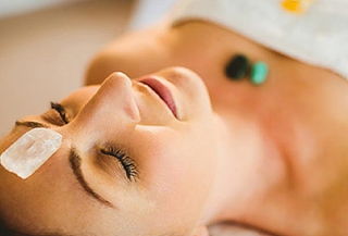 Masaje relajante con piedras de cuarzo + Aromaterapia